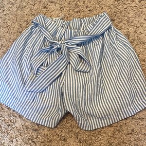 romwe blue and white shorts